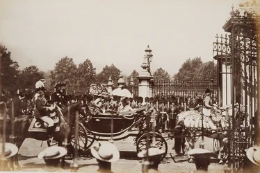 Königin Victoria (1819-1901) fährt durch das Zentrum Londons während ihrer Goldenen Jubiläumsfeier, 1887